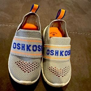 Like new toddler boy shoes 6 in good condition.